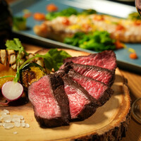 国産牛のステーキ　100ｇ　旬菜ガルニチュールと薔薇色の塩を添えて