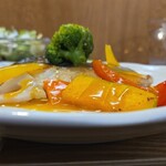 キッチン ブルー グローブ - 横から、ブロッコリーが乗っています