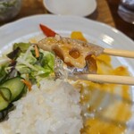 キッチン ブルー グローブ - 蓮根を添えて