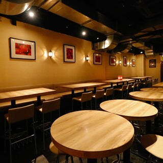 落ち着いた大人の空間！天井高の広々とした店内は団体様宴会も◎