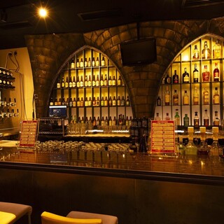 大きなバーカウンターはデートなどに最適！限定コースあり