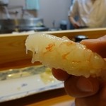 すし兆 - ぼたんえび握り(持ってみたところ)