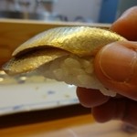 すし兆 - こはだ握り(持ってみたところ)