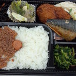 進藤惣菜店 - 日替わり弁当+鳥そぼろ