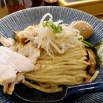 つけ麺一合 - 特製つけ麺大盛、裏にはゴロンと角煮が居ます