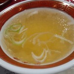 榮濱楼 - いわゆる町中華での炒飯に付いてくるスープよりは澄んでいるほうで醤油っぽさはあまりなく、表面を覆う油がスゴい！