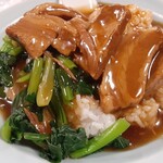 榮濱楼 - ヤワニク丼ですが、ご飯はデフォでも大盛ぢゃないかな。けっこうありました。１口めのあんかけにすこ～しだけ胡椒っぽさを感じたもののあとはさほどでもなく。苦手なんすよ、胡椒....