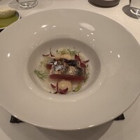 スリオラ - 皮を香ばしく焼いたカツオ　トマトのジュレ