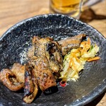 炭や吟蔵 - とろ皮の籠焼き(￥530)と生ビール(ハッピーアワー￥200)