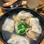 炭や吟蔵 - 貝出汁スープワンタン(￥620)と柚子チューハイ(ハッピーアワー￥200)