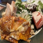 きくや - とん平チーズ     立派なサラダが付いています