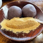 粟餅所・澤屋 - 中のお餅はプチプチの粟餅