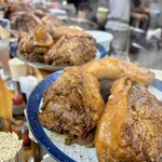 人生餃子 - 開店前には肉の塊撮影タイム