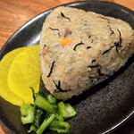 Food&Bar SHELL - ジューシーおにぎり
沖縄の炊き込みご飯、豚肉のゆで汁を使って炊いているので、一般的な炊き込みご飯と比べるとジューシーの方がコクと甘味があり濃厚な味わいです。
