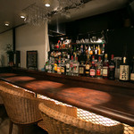 Bar Amici - バーカウンターでは気さくな店員とおしゃべりしながらお一人でも楽しめます！