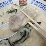 博多元気一杯!! - スープの中から続々と出てくるチャーシュー