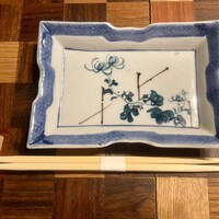 焼鳥 角レ - 日曜の夜に初訪問。誕生会で6名で個室利用。18時で店内ほぼ満席でした。全員おまかせコースでオーダー。お皿や箸置きなどにも細かなこだわりを感じます。