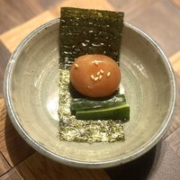 焼鳥 角レ - きんかんの醤油漬け　しっかりと漬け込んだきんかんは塩加減も水分加減もバッチリです。合わせたきゅうりは生ではなく漬物のため、余計な水分がきんかんを邪魔することもない。一番インパクトありました。