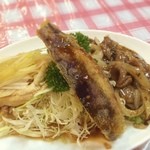 Yokohamachuukagaifukuyouken - 日替り盛合せランチは、牛肉の黒豆炒め、茄子と肉の挟み揚げ、冷し葱鶏の三種で680円