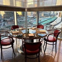 MAISON MARUNOUCHI - オープンな空間だが、プライベート感のある座席