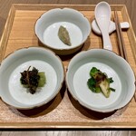 一碗水 - 九菜盆 1 (羊肉の緑豆発酵おから炒め、芽キャベツ 四川漬物、ふきのおひたし ふきの葉 乾燥白魚 豆豉炒め)