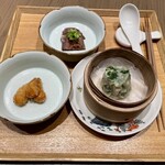 一碗水 - 九菜盆 3 (すね肉、つらみ 麻辣ソース、炒り卵と春菊のシュウマイ、あこやがい 肝の衣揚げ)