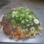 Okonomiyaki Hachibee - 肉玉そば入り＆ネギかけ