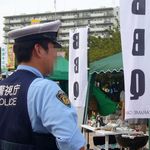 馬事公苑 売店 - お巡りさんも笑顔ですね、モザイク処理して分かんないけど　（2012 愛馬の日）