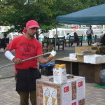 馬事公苑 売店 - トルコ、のびーるアイスですねぇ、パフォーマンスが楽しいです　（2012 愛馬の日）