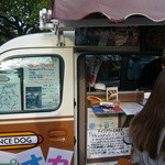 馬事公苑 売店 - AKBのサイン色紙が自慢気ですが、私にはサッパリ分かりません　（2012 愛馬の日）