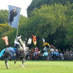馬事公苑 売店 - 風向きが悪く、旗は遠い方へ行っちゃうので、近くで見れません・・（泣）　（2012 愛馬の日）