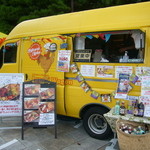 馬事公苑 売店 - ビール・ドリンクの空き瓶を50円で引き取りますとは、なんてエライみせなんでしょうね。ゴミの回収に一役かっていらっしゃいます　（2012 愛馬の日）