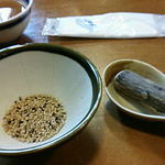 旨いとんかつ 糸吉 - すり鉢に入った白＋黒ゴマ