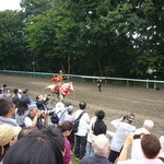 馬事公苑 売店 - 手綱を放して手放し運転です　（2012 愛馬の日）