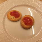 べこっこカフェ - 試食のトマトジャムのせクッキー