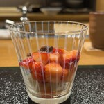 おかもと - 10皿目
      スダチのアイス、小豆、イチゴ。