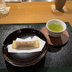おかもと - 11皿目
      カボチャの春巻き、玉露。