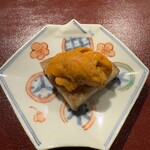 おかもと - 3皿目
      柳蓮田蓮根の揚げ焼きとウニ。