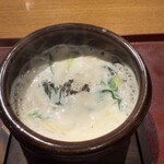 おかもと - 8皿目
      鱈の白子のスープ、焼いた九条ネギ、蕪ソーメン。