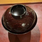 おかもと - 5皿目
      海老芋白味噌仕立ての椀、フグ。