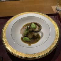 おかもと - 1皿目
                白甘鯛、淀大根、堀川牛蒡、タラの芽、蕗の薹の吉野あんかけ。