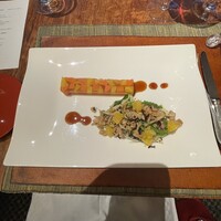ミチノ・ル・トゥールビヨン - 鴨の熟成具合がバッチリ決まっていて、カリカリに揚げた皮と柑橘と野菜とのハーモニーが人参のテリーヌと引き立てあっている前菜です。