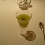 ラール・エ・ラ・マニエール - 青リンゴとワサビのジュース　キウイ添え。