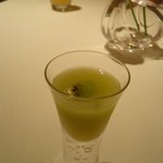 ラール・エ・ラ・マニエール - 青リンゴとワサビのジュース　キウイ添え。