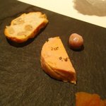 ラール・エ・ラ・マニエール - アミューズ６点盛り「４６．８度で火入れしたフォアグラ　ムカゴとくるみのパン添え」。