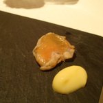 ラール・エ・ラ・マニエール - アミューズ６点盛り「シャモのたたき　青リンゴのピューレ」。