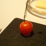 ラール・エ・ラ・マニエール - アミューズ６点盛り「プチトマト　ラベンダーの花と飴」。