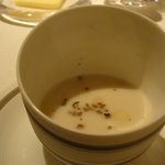 ラール・エ・ラ・マニエール - 海老芋のスープ　トリュフの香り。