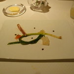 ラール・エ・ラ・マニエール - 軽く火入れしたイカと九条ネギ　イカ墨ソースとグレープフルーツ添え。