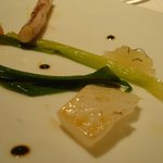 ラール・エ・ラ・マニエール - 軽く火入れしたイカと九条ネギ　イカ墨ソースとグレープフルーツ添え。